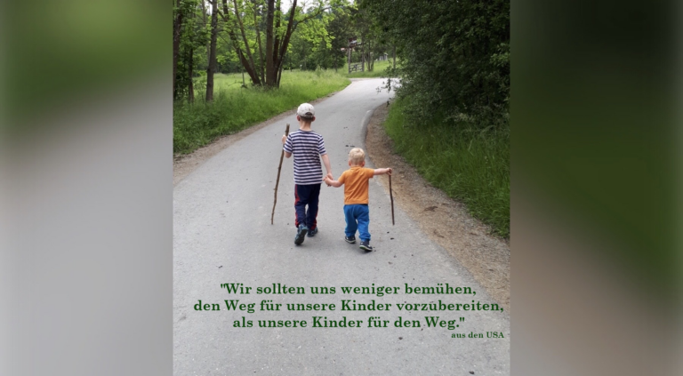 Zwei Kinder gehen Hand in Hand einen Naturweg entlang mit einem Zitat über moderne Erziehung und Resilienz.